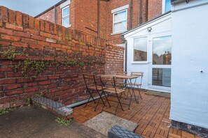 Outdoor dining - 3 bedroom House Next to Wrexham FC Racecourse Stadium (Wrexham)