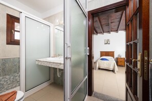 Shower, hair dryer, towels - Villa Salar - Three Bedroom Villa, Sleeps 6 (Playa Blanca)