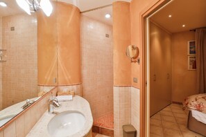 Hårtork, handdukar, tvål och toalettpapper