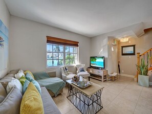 Smart TV, books, stereo - 3/3 Beach House steps away from Beach! Sleeps 8 (Hollywood)