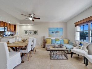 Smart TV, books, stereo - 3/3 Beach House steps away from Beach! Sleeps 8 (Hollywood)