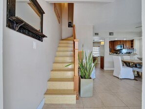 Interior - 3/3 Beach House steps away from Beach! Sleeps 8 (Hollywood)