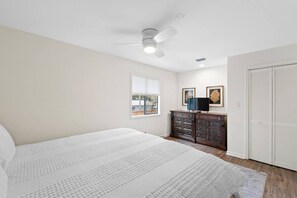 5 bedrooms, desk, travel cot, free WiFi