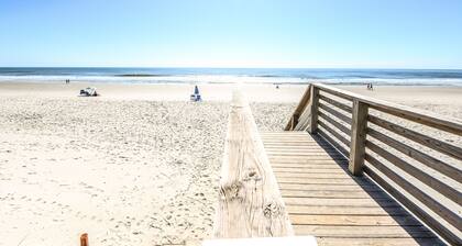 Ocean front 2 bedroom / 2 bathroom condo. Sleeps 6. Elevator/pool/grill.