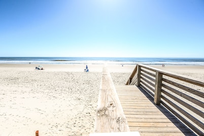 Ocean front 2 bedroom / 2 bathroom condo. Sleeps 6. Elevator/pool/grill.