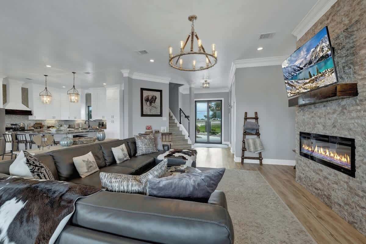 獨棟房屋, 多張床, 可使用泳池 (211 Garrison Rd) | 起居區 | 壁爐