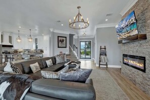 Maison, plusieurs lits, accès piscine (211 Garrison Rd) | Coin séjour