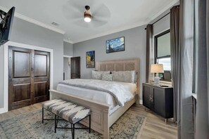 5 bedrooms, individually decorated, individually furnished, bed sheets - The Heavy Pour (Fredericksburg)