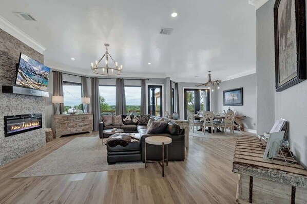 Casa, várias camas, acesso à piscina (211 Garrison Rd) | Área de estar | Lareira