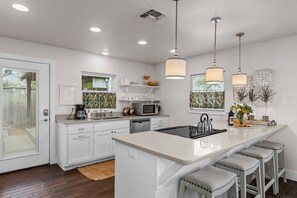 Maison, plusieurs lits, bain à remous | Cuisine privée | Réfrigérateur, micro-ondes, four, plaque de cuisson