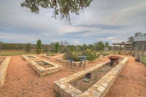 Outdoor dining - Coco at Sunset Valley Ranch (Fredericksburg)