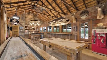 House, 1 King Bed, Patio (3503 RM 2721- Coco) | Game room