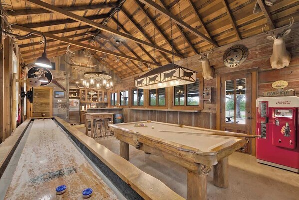 House, 1 King Bed, Patio (3503 RM 2721- Coco) | Game room