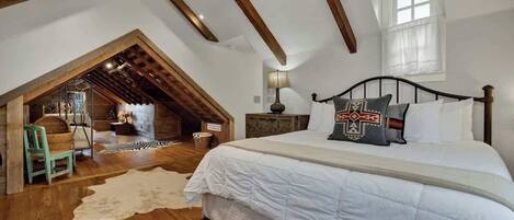 House, Multiple Beds, Patio (3503 RM 2721- Main)