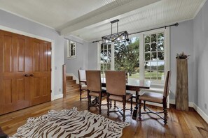 Maison, Plusieurs lits, patio (3503 RM 2721- Main) | 4 chambres, décor unique, ameublement unique, literie fournie