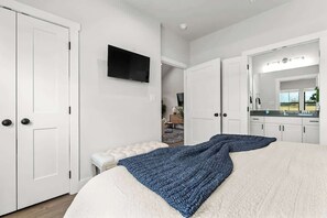 Appartamento, 1 letto king, idromassaggio (930 S Eagle B2 #201) | 1 camera, con stile personalizzato, con arredamento individuale