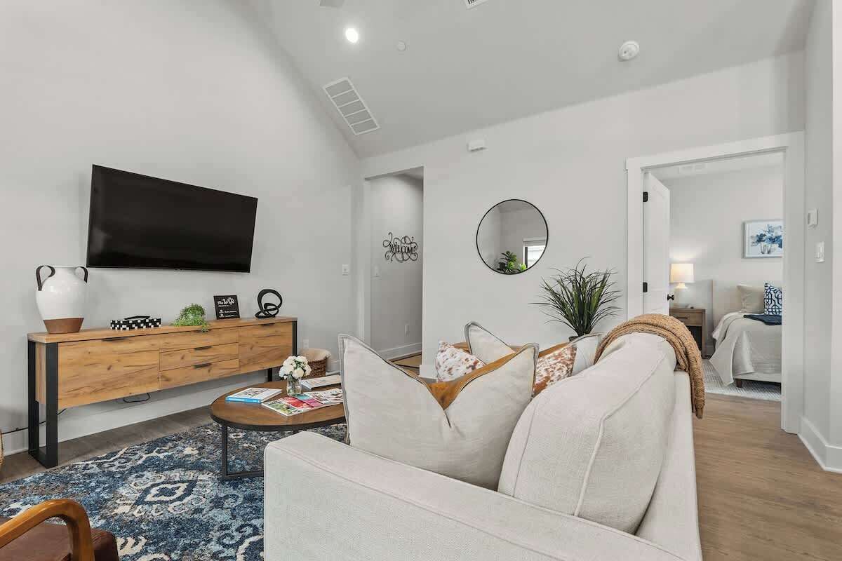 Condo, 1 King Bed, Hot Tub (930 S Eagle B2 #201) | Living area