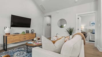 Condo, 1 King Bed, Hot Tub (930 S Eagle B2 #201) | Living area