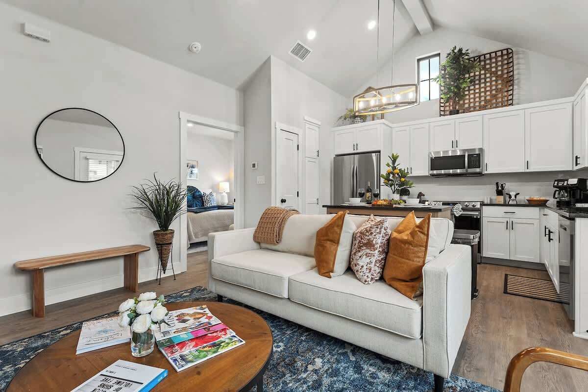 Condo, 1 King Bed, Hot Tub (930 S Eagle B2 #201) | Living area