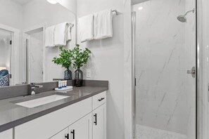 Condo, 1 cama King, banheira de imersão (930 S Eagle B2 #201) | Banheiro | Produtos de toalete de grife, toalhas de banho, papel higiênico