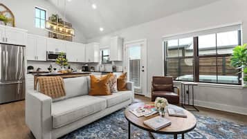 Condo, 1 King Bed, Hot Tub (930 S Eagle B2 #201) | Living area