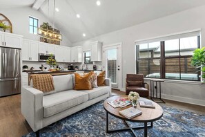 Condo, 1 très grand lit, baignoire à remous (930 S Eagle B2 #201) | Aire de séjour