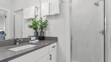 Condo, 1 King Bed, Hot Tub (930 S Eagle B2 #201) | Bathroom | Towels