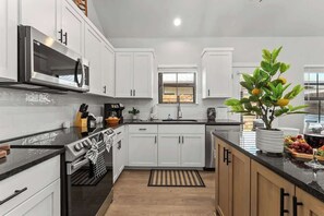 Condo, 1 très grand lit, baignoire à remous (930 S Eagle B2 #201) | Cuisine privée | Cafetière-théière, bouilloire électrique