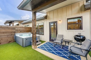 Lägenhet - 1 kingsize-säng - bubbelpool (930 S Eagle B2 #201) | Terrass/Patio