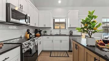 Condo, 1 cama King size, hidromasaje (930 S Eagle B2 #201) | Cocina privada | Cafetera y tetera