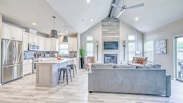 Condo, varias camas, hidromasaje, vista a la ciudad (807 E Hwy St #103) | Interior