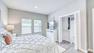 Condo, Plusieurs lits, baignoire à remous, vue sur la ville (807 E Hwy St #103) | 2 chambres, décor unique, ameublement unique, literie fournie