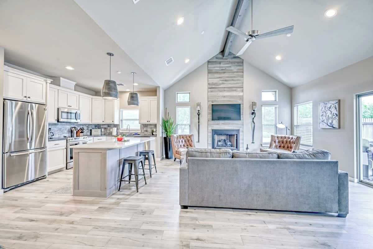 Condo, Multiple Beds, Hot Tub, City View (807 E Hwy St #103) | Interior