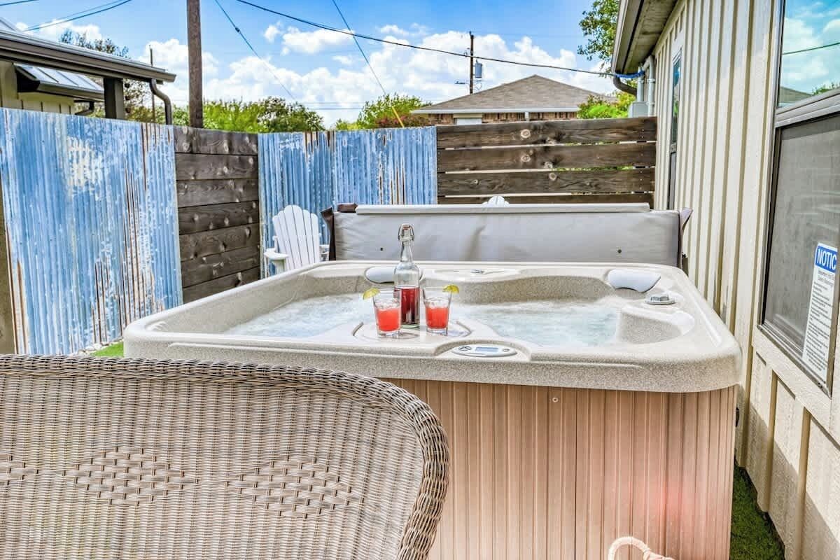 Condo, Plusieurs lits, baignoire à remous, vue sur la ville (807 E Hwy St #103) | Baignoire à remous extérieure
