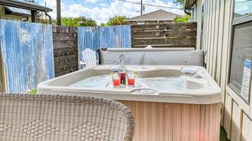 Condo, Plusieurs lits, baignoire à remous, vue sur la ville (807 E Hwy St #103) | Baignoire à remous extérieure