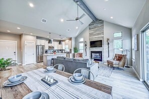 Condo, nhiều giường, bồn tắm nước nóng, quang cảnh thành phố (807 E Hwy St #103) | Khu phòng khách | TV, lò sưởi