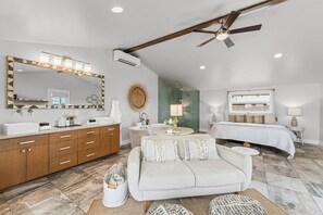 House, 1 King Bed, Hot Tub | Interior