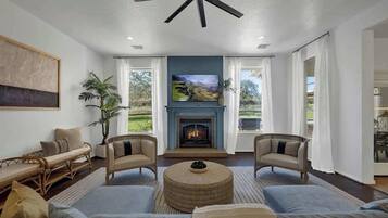 Rumah, Beberapa Tempat Tidur, akses ke kolam renang (157 Kurt Kramer Rd) | Area keluarga | Perapian