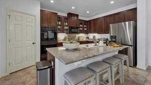 Nhà, nhiều giường, có thể sử dụng hồ bơi (157 Kurt Kramer Rd) | Bếp riêng