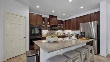 House, Berbilang Katil, Pool Access (157 Kurt Kramer Rd) | Dapur peribadi | Pembancuh kopi/teh, cerek elektrik