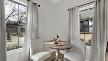 Huis, meerdere bedden, toegang tot zwembad, uitzicht op stad (205 E Schubert- Cmbo) | 6 slaapkamers, individueel gedecoreerd, individueel gemeubileerd