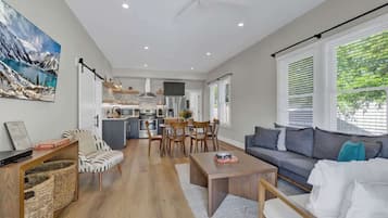 House, Multiple Beds, Hot Tub, City View (215 Mistletoe- Combo) | Living area