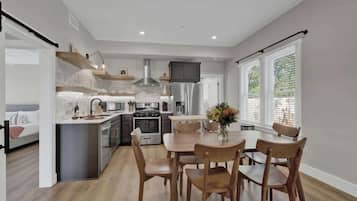 House, Multiple Beds, Hot Tub, City View (215 Mistletoe- Combo) | Dining
