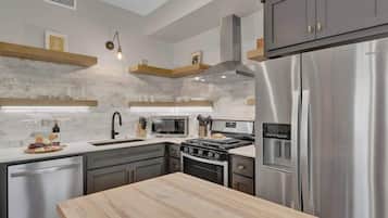 Maison, plusieurs lits, bain à remous, vue ville (215 Mistletoe- Combo) | Cuisine privée