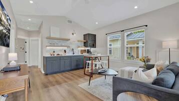 House, Multiple Beds, Hot Tub, City View (215 Mistletoe- Combo) | Living area