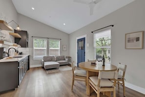 House, Multiple Beds, Hot Tub, City View (215 Mistletoe- Combo) | Interior