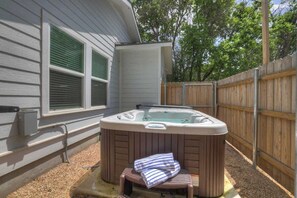 House, Multiple Beds, Hot Tub, City View (215 Mistletoe- Combo) | Outdoor spa tub