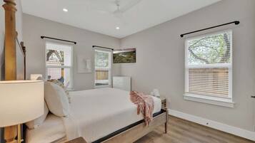 Hus - flera sängar - bubbelpool - utsikt mot staden (215 Mistletoe- Combo) | 8 sovrum, individuell inredning, unika möbler och sängkläder