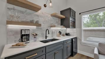 Hus - flera sängar - bubbelpool - utsikt mot staden (215 Mistletoe- Combo) | Eget kök | Kaffe- och tebryggare