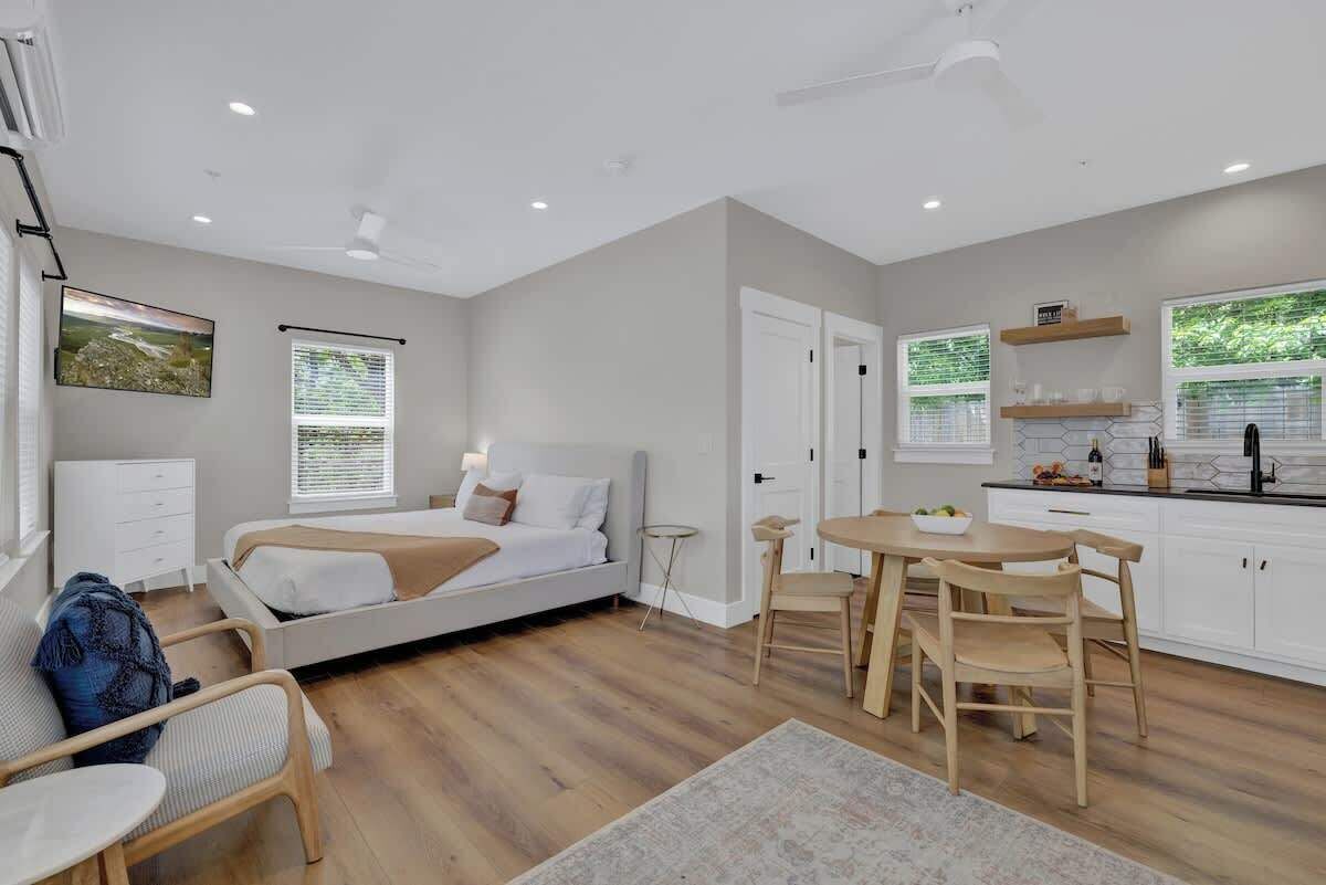 House, Multiple Beds, Hot Tub, City View (215 Mistletoe- Combo) | 8 bedrooms, individually decorated, individually furnished, bed sheets